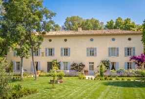 Exterior - Restored Luxury 18th-C Bastide · Pool · AC · Avignon 15m (Avignon)
