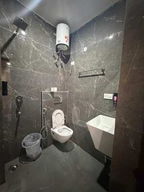 Classic Double Room | Bathroom | Shower, free toiletries, towels, soap - Hotel Silver Oak By Signature Stayz  (Agra)