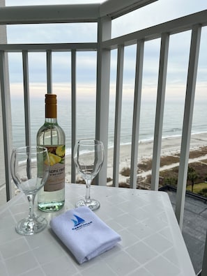 Outdoor dining - OCEAN VIEW, MODERN KING BED, CAROLINIAN RESORT (Myrtle Beach)
