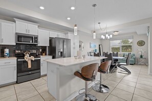 Fridge, microwave, oven, stovetop - Family Escape Near Theme Parks, Disney and Outlets (Kissimmee)