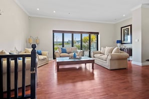 House, 5 Bedrooms, Smoking, Private Pool | Living room