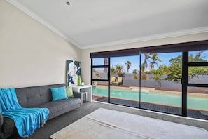 House, 5 Bedrooms, Smoking, Private Pool | Living room