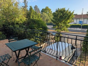 Outdoor dining - F4 air-conditioned apartment, private parking, garden (Saint-Jean-de-Védas)