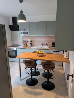Private kitchen - F4 air-conditioned apartment, private parking, garden (Saint-Jean-de-Védas)