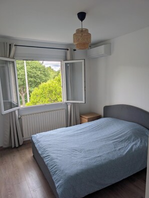3 bedrooms, bed sheets - F4 air-conditioned apartment, private parking, garden (Saint-Jean-de-Védas)