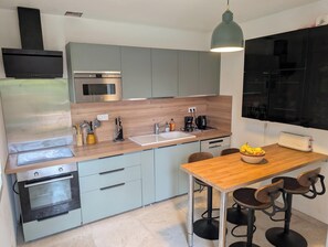 Private kitchen - F4 air-conditioned apartment, private parking, garden (Saint-Jean-de-Védas)