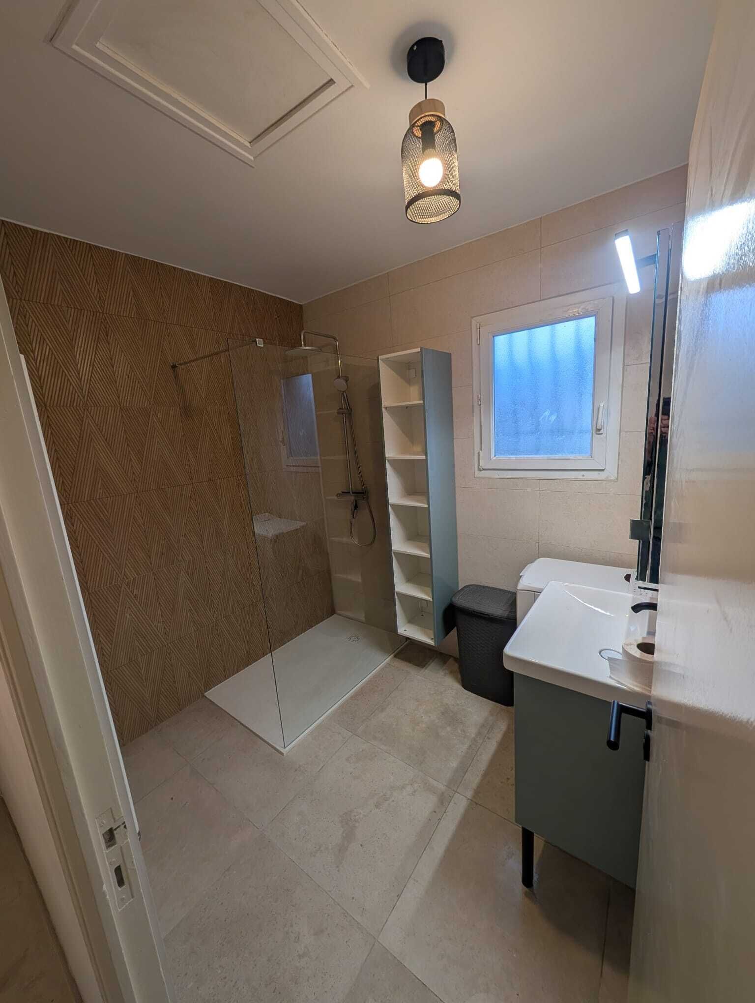 Douche, serviettes fournies, papier toilette