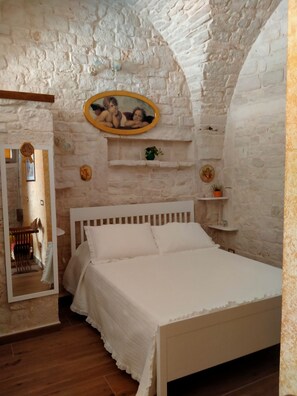 1 bedroom, travel cot, free WiFi, bed sheets - Cozy Apartment with Private Terrace in the Heart of Authentic Puglia (Sammichele di Bari)