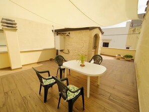 Outdoor dining - Cozy Apartment with Private Terrace in the Heart of Authentic Puglia (Sammichele di Bari)