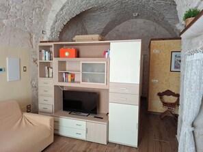 Smart TV, books - Cozy Apartment with Private Terrace in the Heart of Authentic Puglia (Sammichele di Bari)