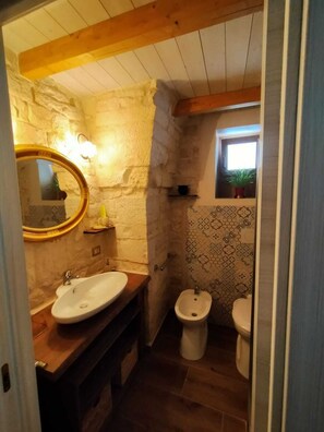 Shower, eco-friendly toiletries, hair dryer, bidet - Cozy Apartment with Private Terrace in the Heart of Authentic Puglia (Sammichele di Bari)