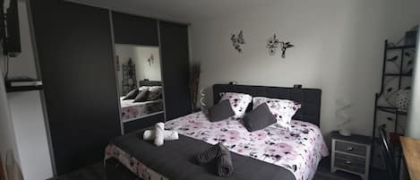 2 chambres, lit parapluie, Wi-Fi gratuit, draps fournis