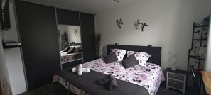 2 bedrooms, travel cot, free WiFi, bed sheets - Tourist town Apartment very comfortable and bright. (La Charité Sur Loire)