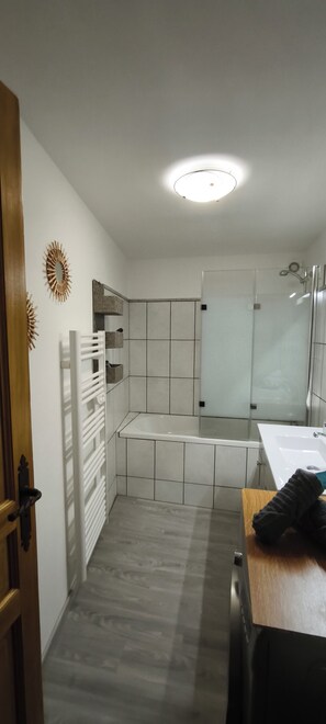 Secadora de cabello, toallas, jabón, papel de baño 
