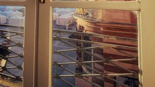En byggnad med klassisk arkitektur, inklusive kolonner och en balkong.