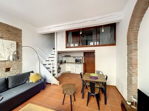 Living area - Duplex T2 (Unit 5A) overlooking Place du Capitole (Toulouse)