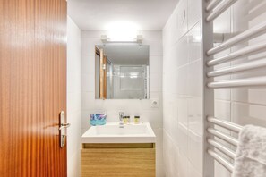 Hair dryer, towels, soap, toilet paper - Duplex T2 (Unit 5A) overlooking Place du Capitole (Toulouse)
