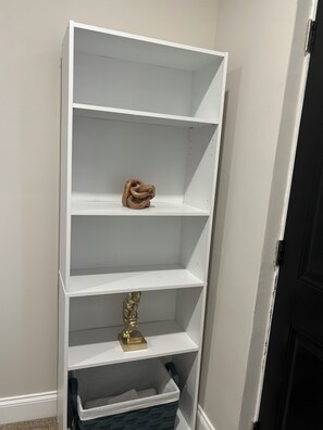 Interior - Cozy 1-bedroom in shared townhome in quaint Baltimore with AC (Baltimore)
