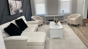 Living area - Cozy 1-bedroom in shared townhome in quaint Baltimore with AC (Baltimore)