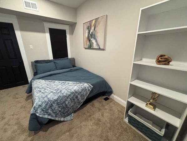 Room - Cozy 1-bedroom in shared townhome in quaint Baltimore with AC (Baltimore)