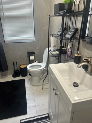 Sèche-cheveux, serviettes fournies, savon, papier toilette