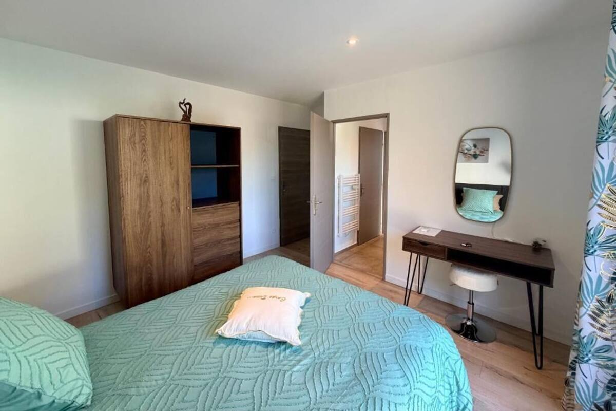 Suite, Garden View | Blackout drapes, soundproofing, free WiFi
