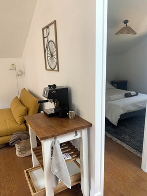 Tabla de planchar con plancha, wifi y ropa de cama 