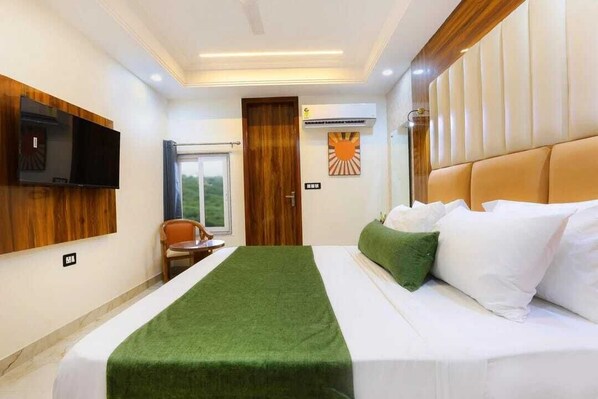 Quarto casal luxo, vista para a cidade | Escrivaninha, Wi-Fi de cortesia