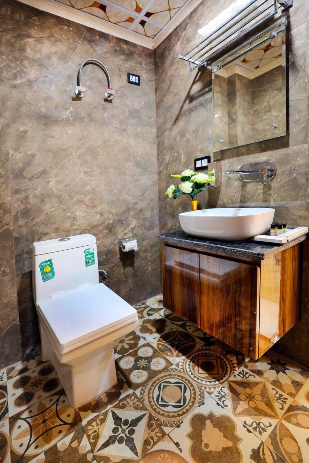 Dusche, kostenlose Toilettenartikel, Haartrockner, Handtücher