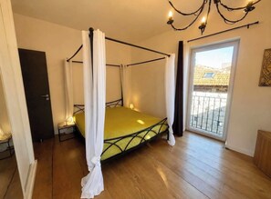 Tabla de planchar con plancha, acceso a internet y ropa de cama 
