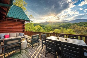 Outdoor dining - The Perch at Pisgah - Mt. Mitchell (Burnsville)