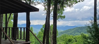 Incredible Mountain Views, Decks, Privacy, Central heat & Air Cabin Sleeps 4