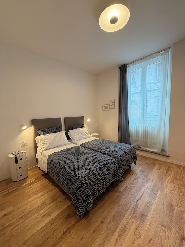 Een strijkplank/strijkijzer, gratis wifi, beddengoed