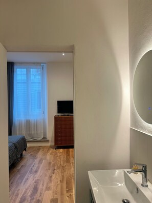 Een douche, een haardroger, een bidet, handdoeken