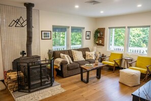 Smart TV, fireplace - Serene Andes Retreat: A/C, BBQ & Nature (Andes)
