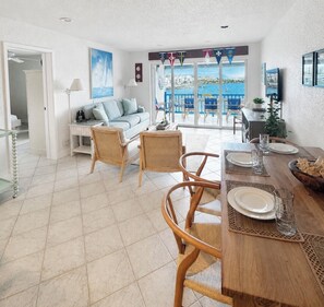 Smart TV, books - Oceanfront steps to beach & yacht club (St. Thomas)