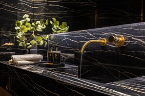 Shower, hair dryer, towels, soap - Maison Mourouzi - Luxury Living near National Garden (Athina)
