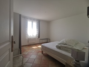 2 bedrooms, iron/ironing board, free WiFi, bed sheets - Spacious apartment near Lake Sainte-Croix, surrounded by truffle oaks. (Sainte-Croix-du-Verdon)