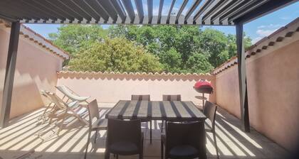 Spacious apartment near Lake Sainte-Croix, surrounded by truffle oaks.