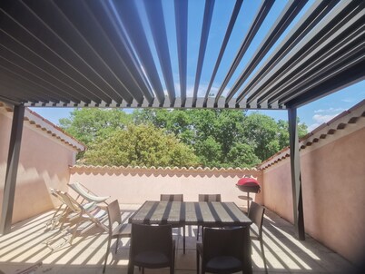 Spacious apartment near Lake Sainte-Croix, surrounded by truffle oaks.