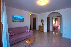 Ein Wohnzimmer mit Sofa, Couchtisch und einem Bild an der Wand.
