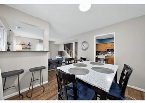 Dining - Stay Simple Auburn - Cozy Townhome Near Campus & Game Day Fun (Auburn)