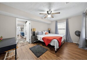 4 bedrooms, desk, iron/ironing board, travel cot - Stay Simple Auburn - Cozy Townhome Near Campus & Game Day Fun (Auburn)