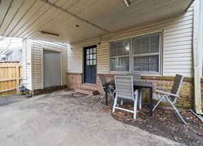 Outdoor dining - Stay Simple Auburn - Cozy Townhome Near Campus & Game Day Fun (Auburn)