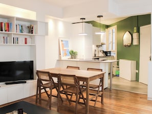 A modern apartment with a dining area, kitchen, and living room. - quiet apartment in the heart of the 9th (Paris)