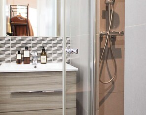 Shower, hair dryer, towels - quiet apartment in the heart of the 9th (Paris)