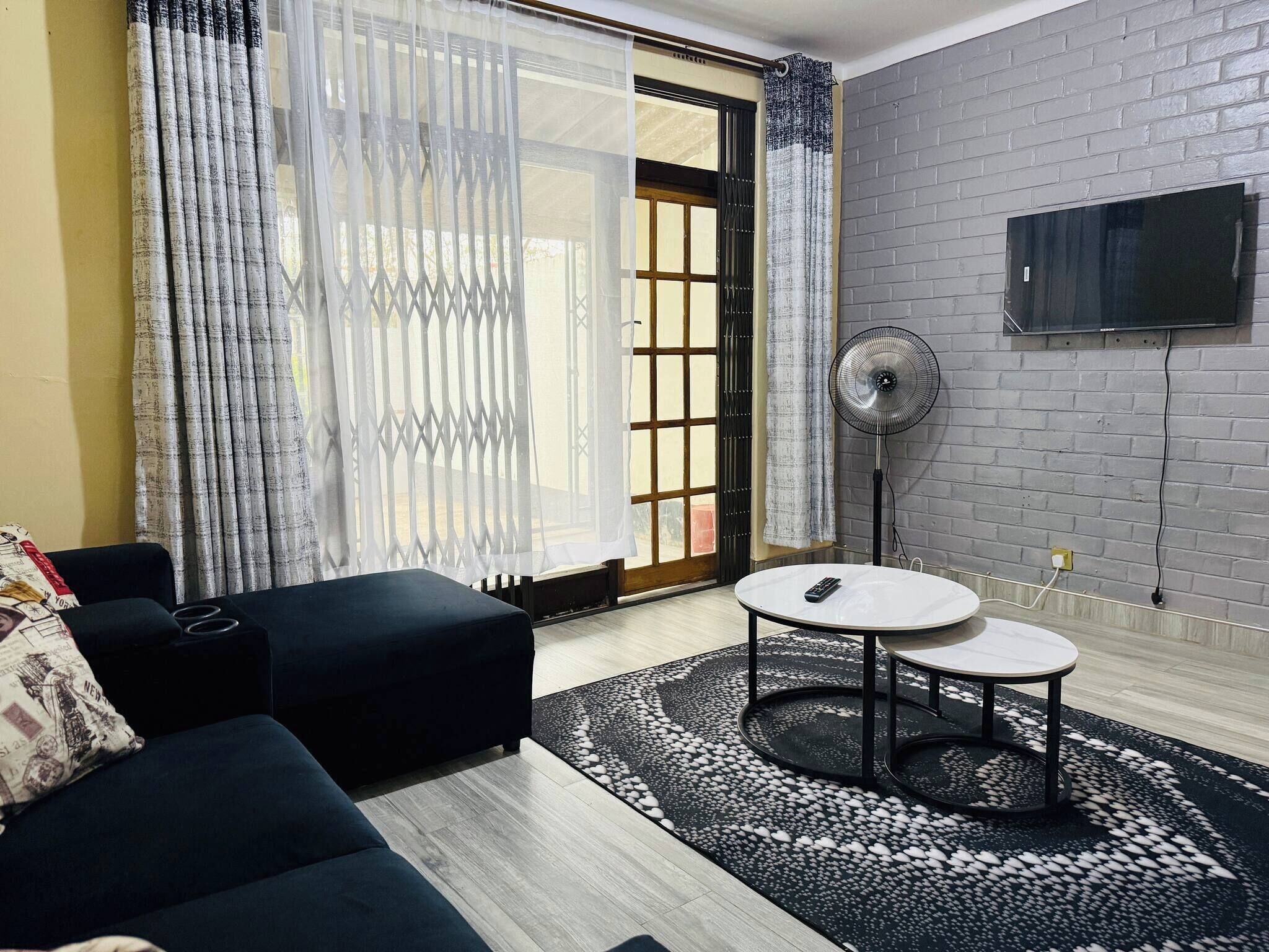 Apartment, 2 Bedrooms, Accessible, Smoking | Living area