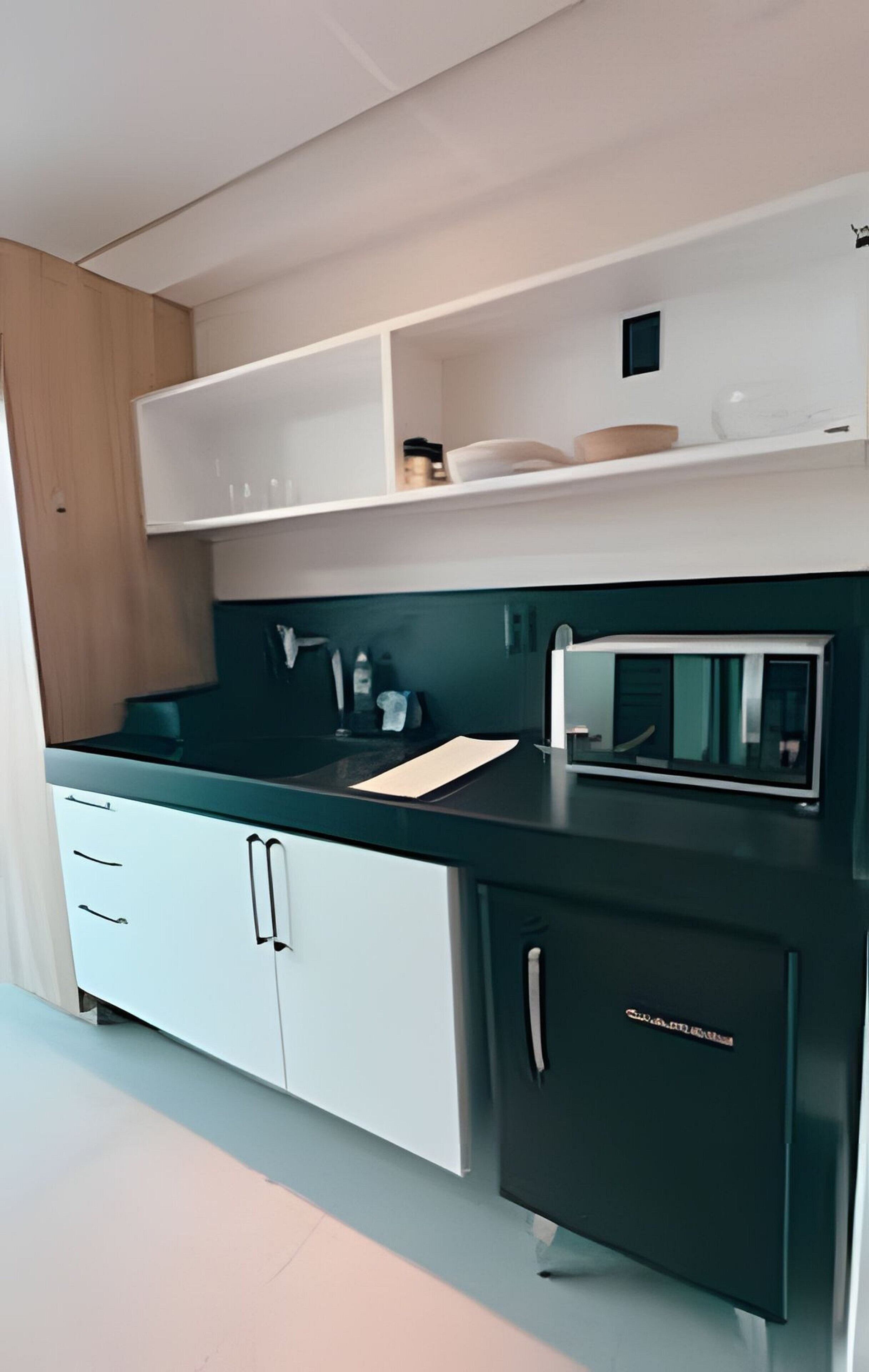 Basic Studio, Partial Sea View | Private kitchen | Microwave