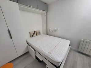 Room - Renovated apartment, pets allowed - 4 guests (LES SABLES D'OLONNE)