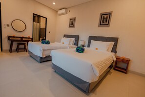 Desk, laptop workspace, free WiFi - Shrivatsa Home Villa (Badung)